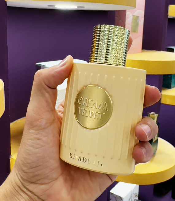 Khadlaj Cream Velvet perfume gourmand junto a modelo femenina en ambiente elegante cálido
