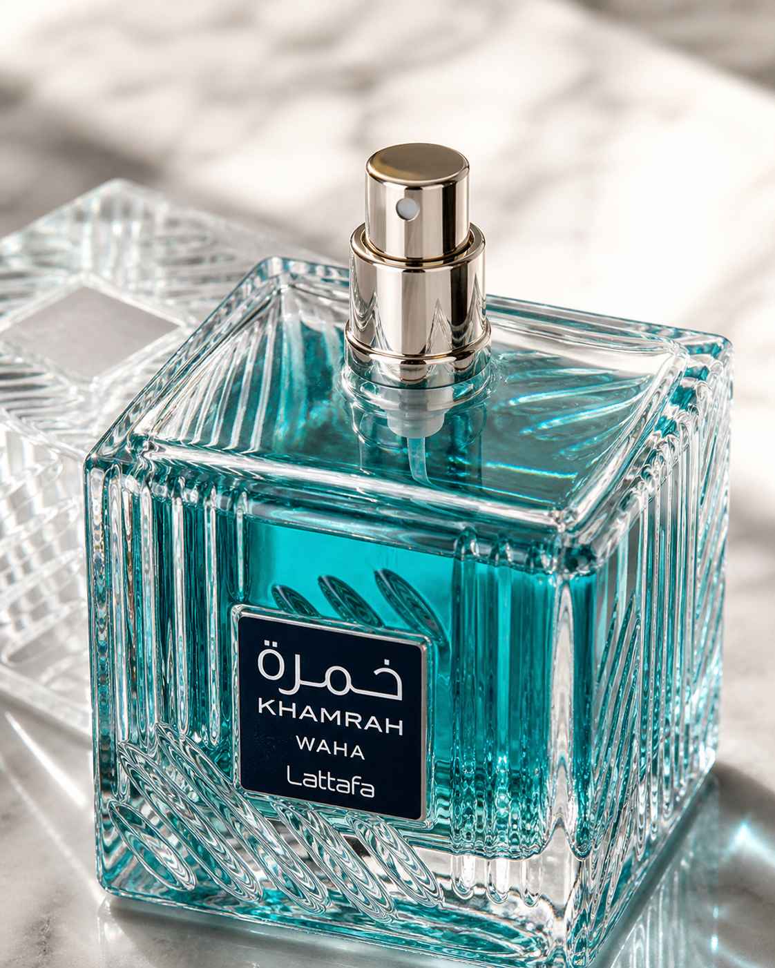 Khamrah Waha Lattafa close up textura cristal diseño premium