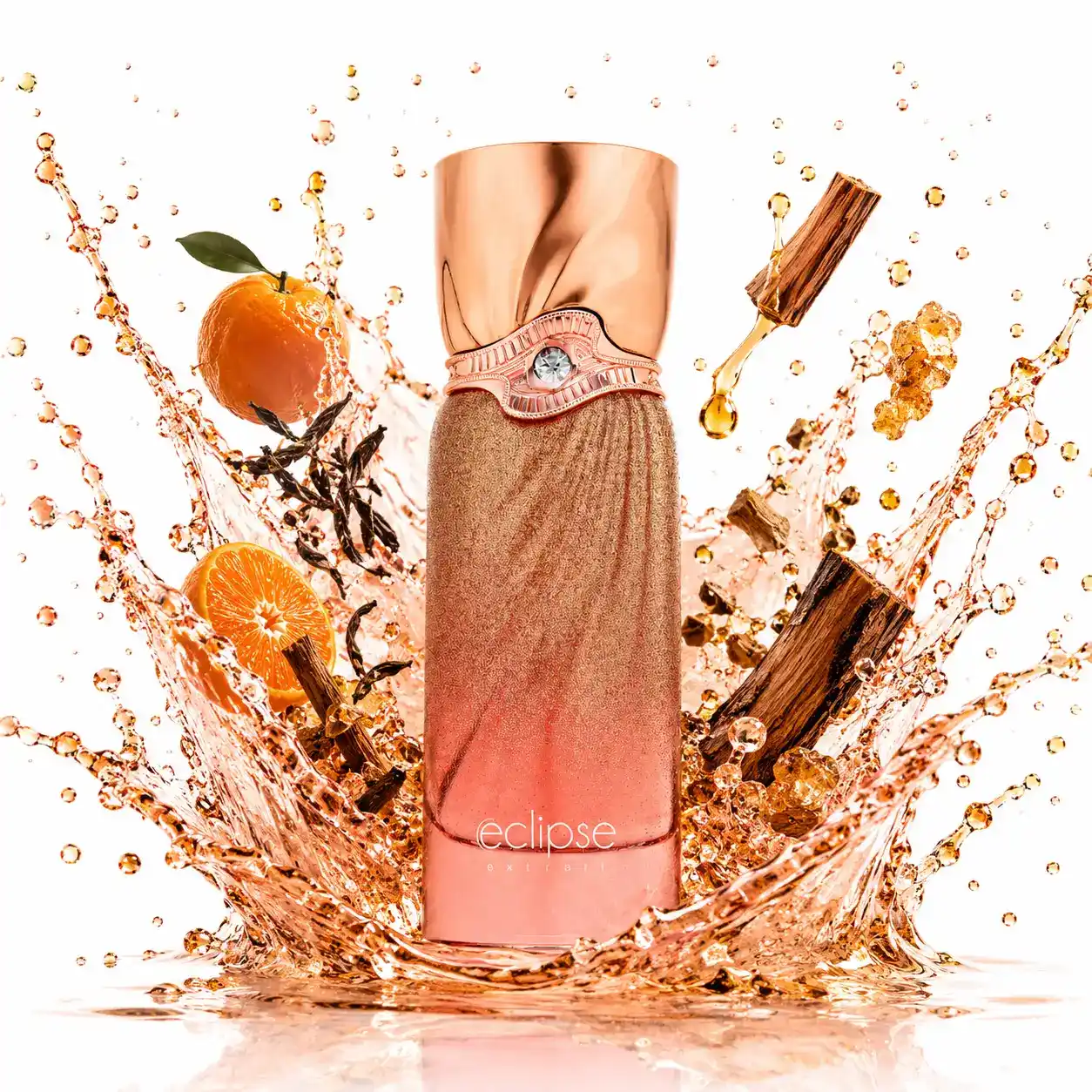Composición Eclipse Extrait Fragrance World con elementos amaderados