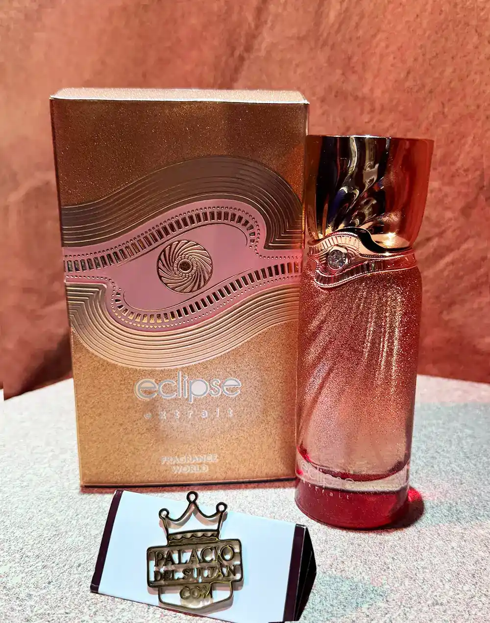 Eclipse Extrait Fragrance World junto a su caja original