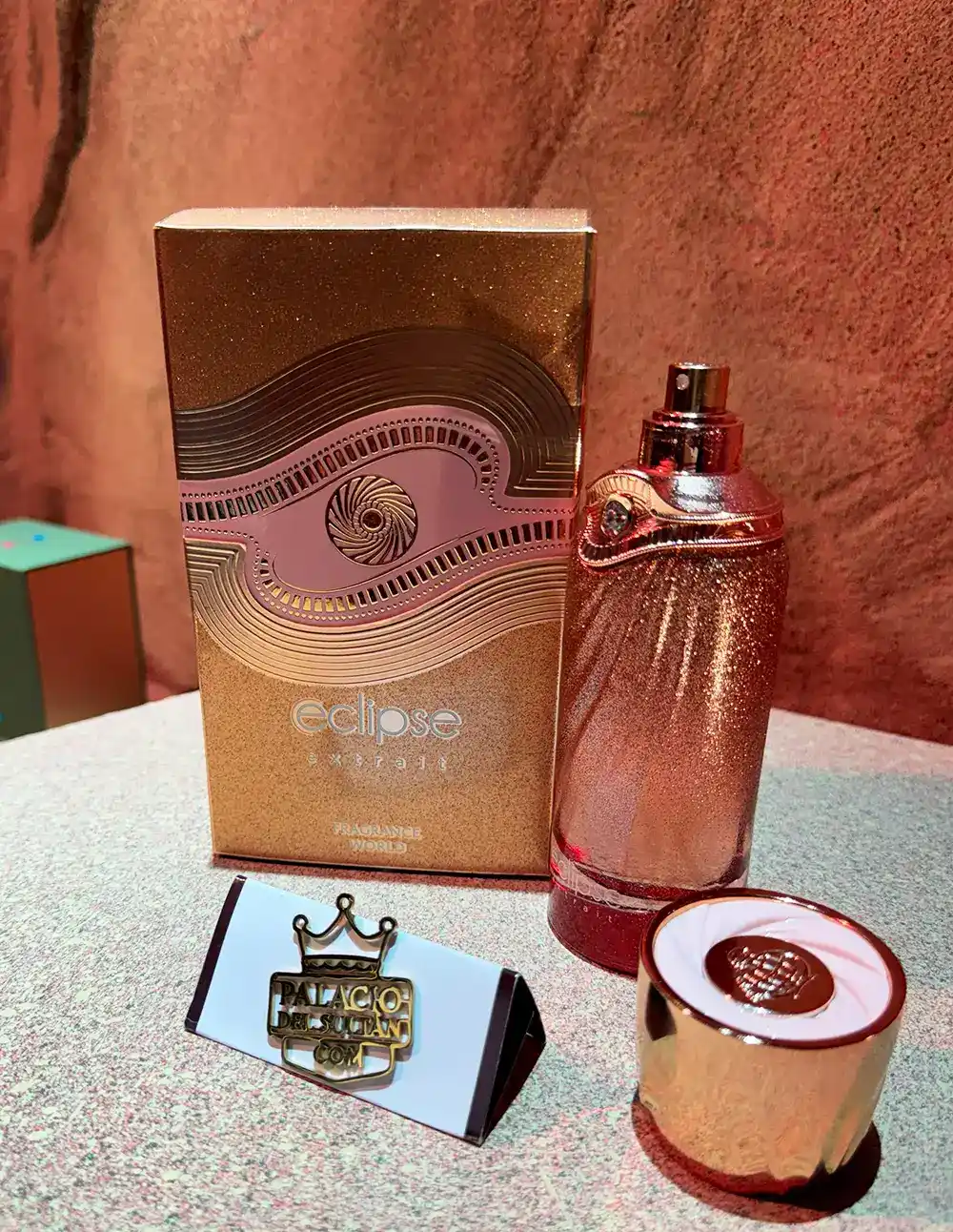 Eclipse Extrait Fragrance World en escena inspirada en incienso y maderas