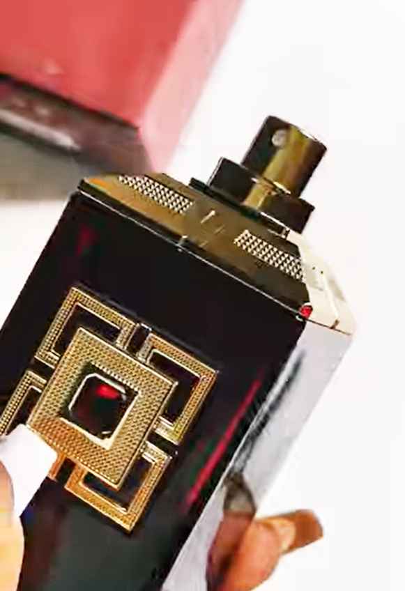 Fragrance World Chic Unique detalle del pulverizador con enfoque cercano