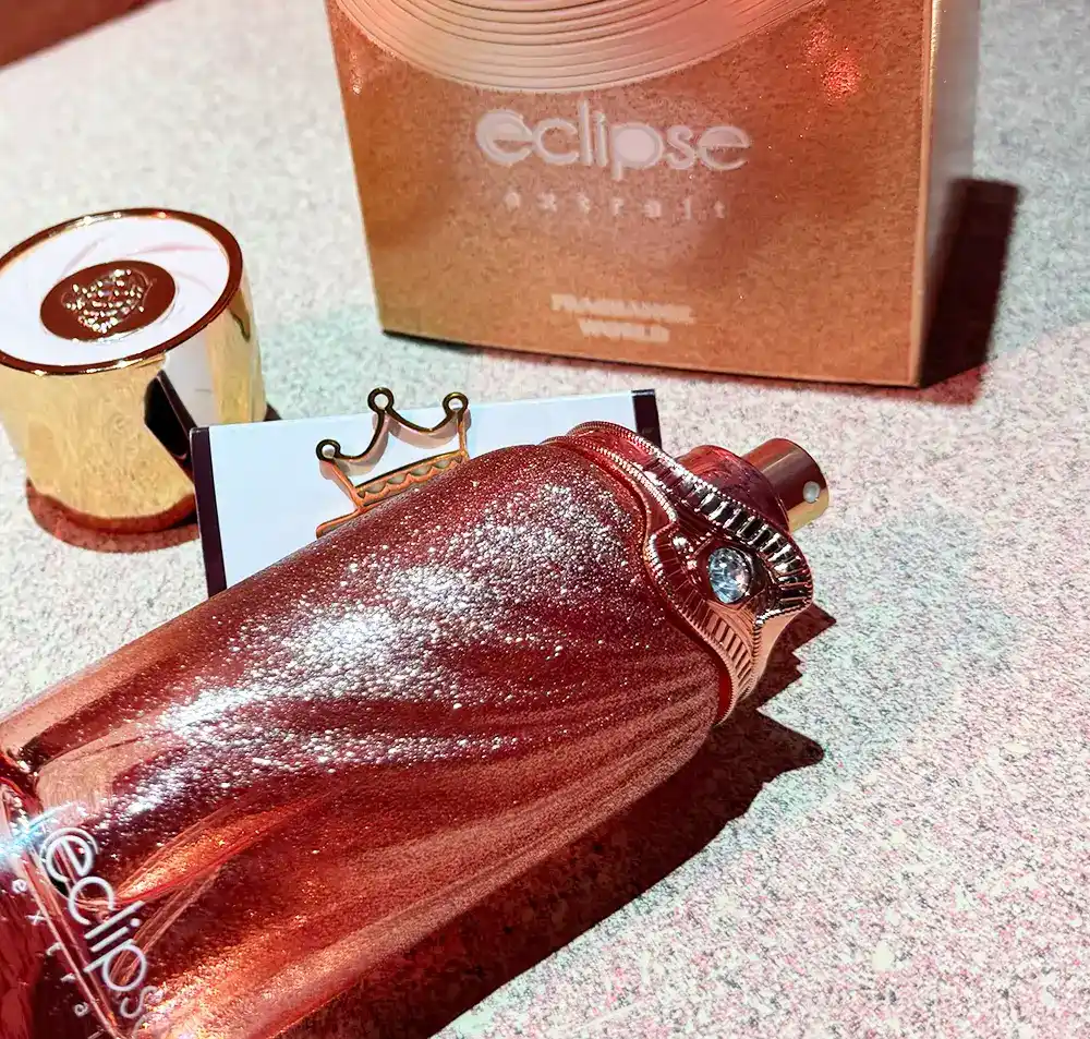Presentación de Eclipse Extrait Fragrance World con iluminación lateral