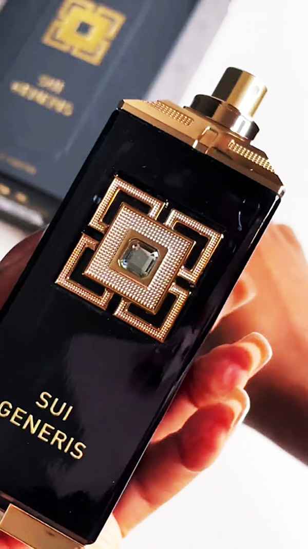 Fragrance World Sui Generis uso en mano mostrando tamaño real y acabado del perfume