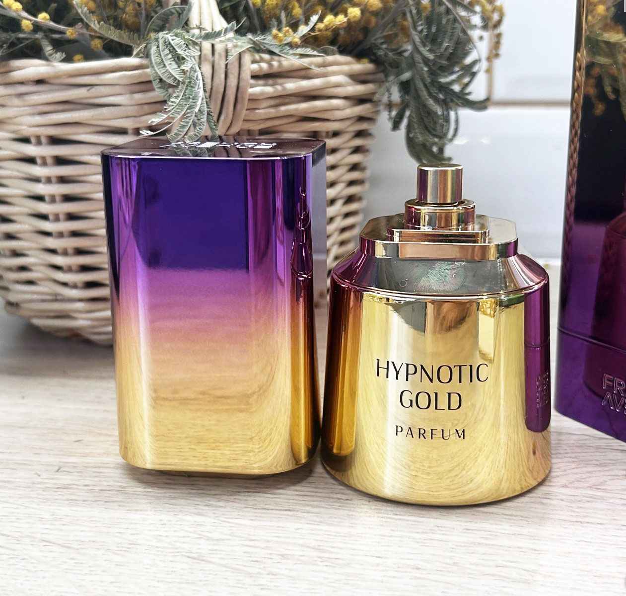 Hypnotic Gold French Avenue rodeado de ingredientes gourmand cálidos