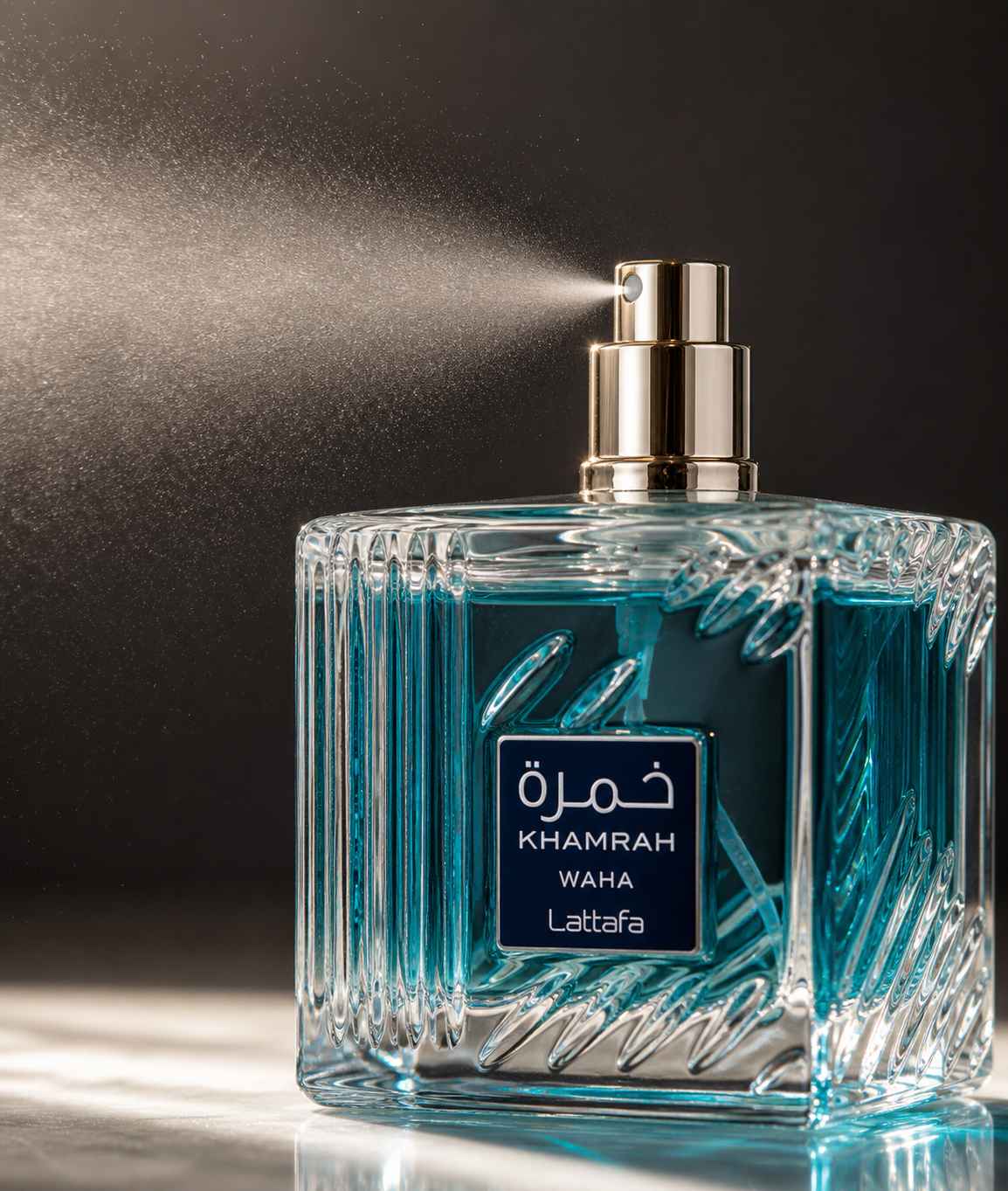 Khamrah Waha Lattafa pulverizador en acción con spray fino iluminación cinematográfica