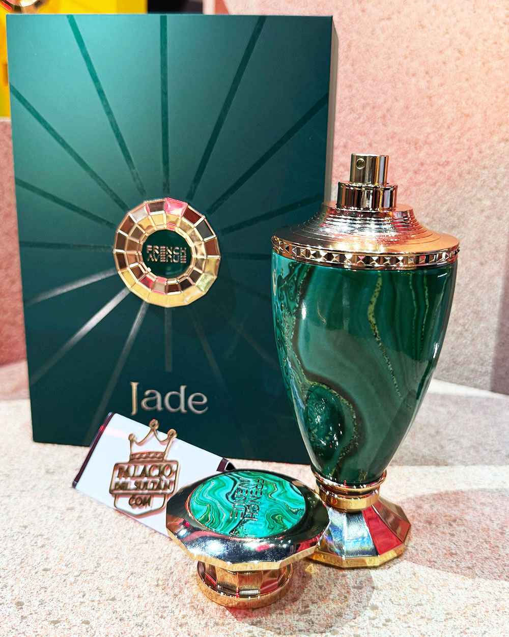 French Avenue Jade Green uso real en mano mostrando tamaño del frasco y detalles dorados