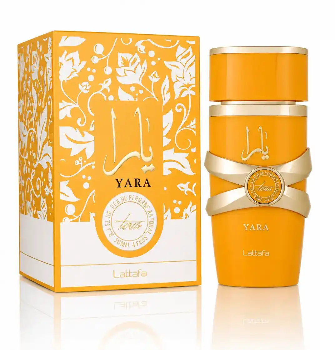 Lattafa Yara Tous con reflejo elegante sobre superficie brillante de estudio.