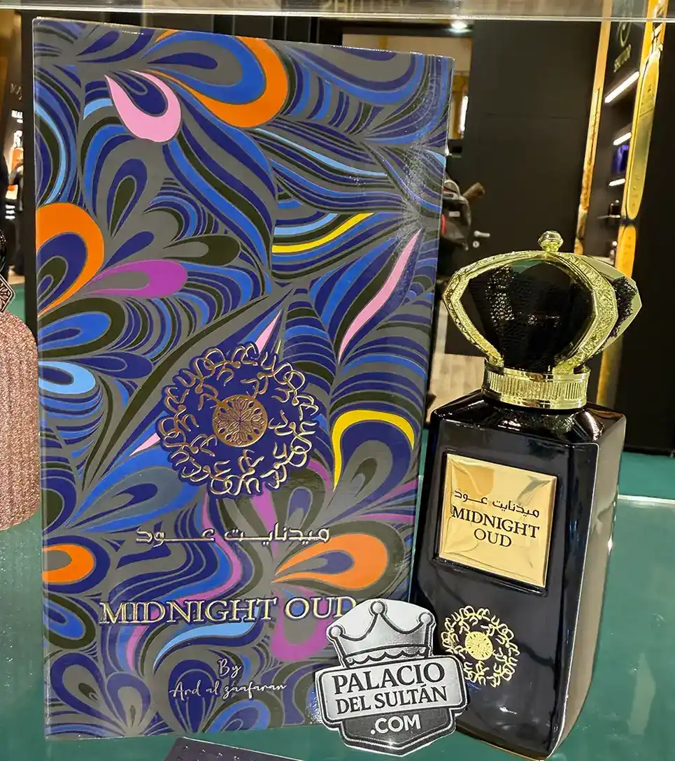 Midnight Oud Ard Al Zaafaran rodeado de incienso y humo oscuro