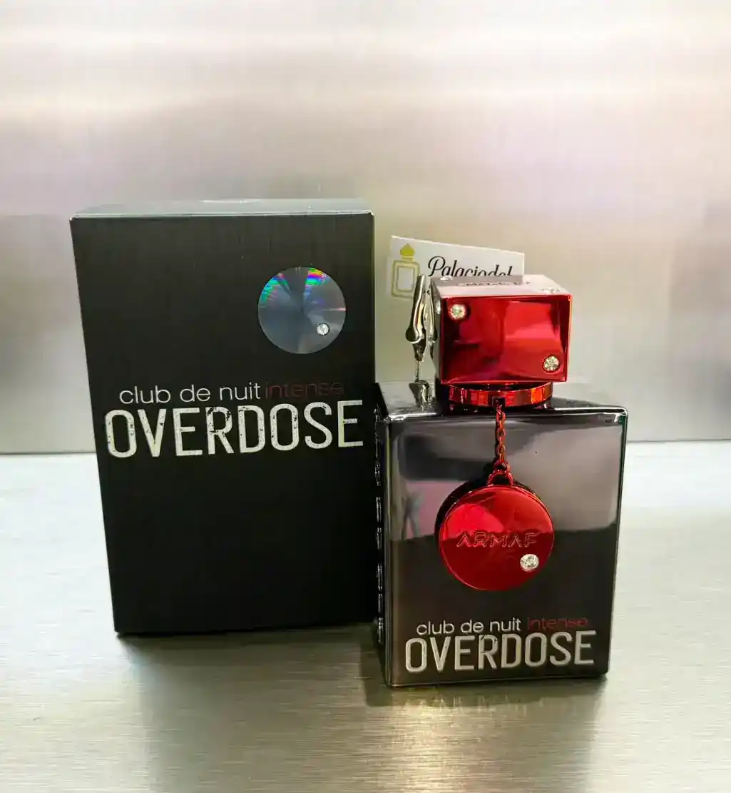 Frasco rojo y negro de Armaf Club de Nuit Intense Overdose junto a su caja original