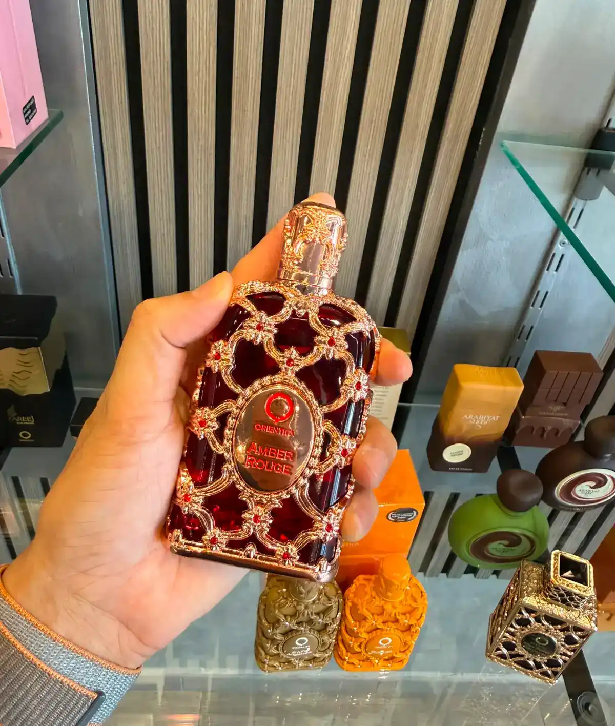 Orientica Amber Rouge rodeado de jazmín, naranja y azafrán