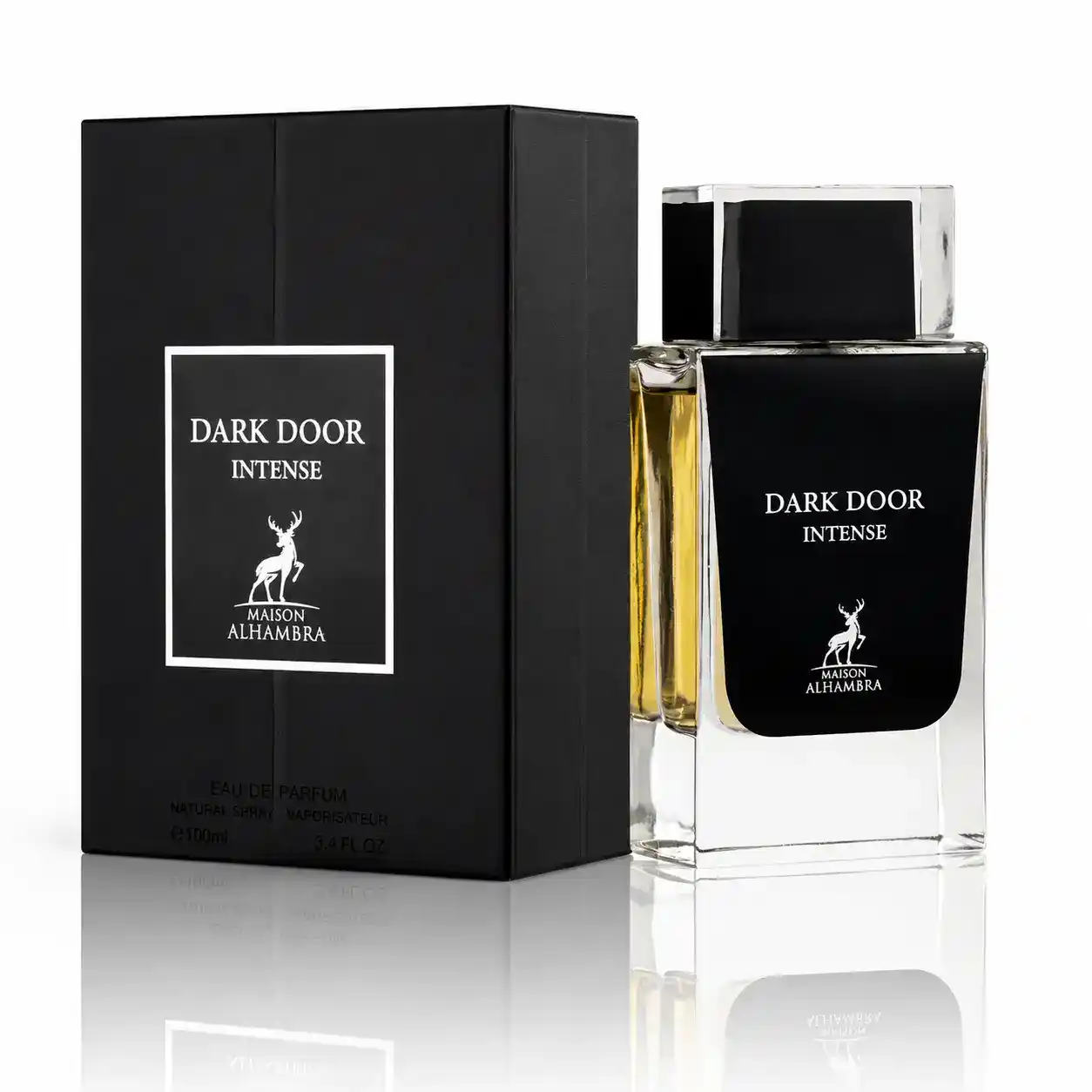 Modelo masculino junto a Maison Alhambra Dark Door Intense en ambiente nocturno