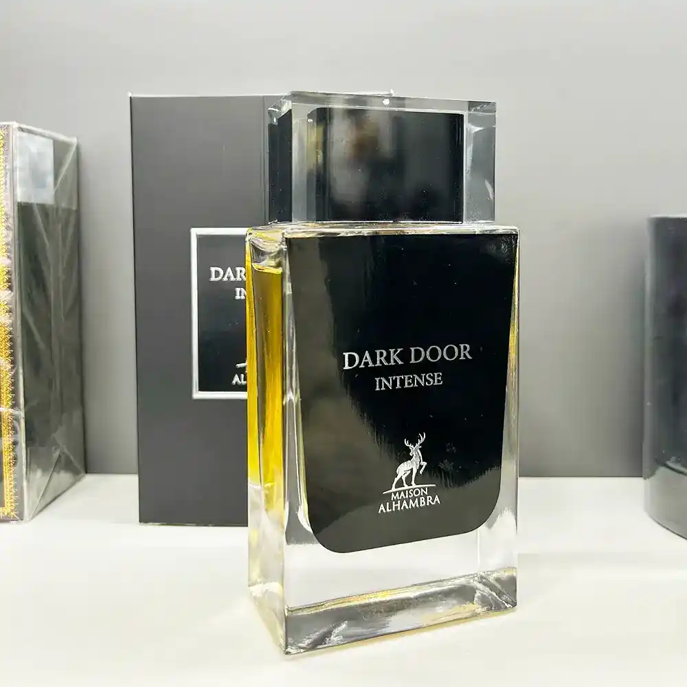 Splash oscuro alrededor del frasco Maison Alhambra Dark Door Intense