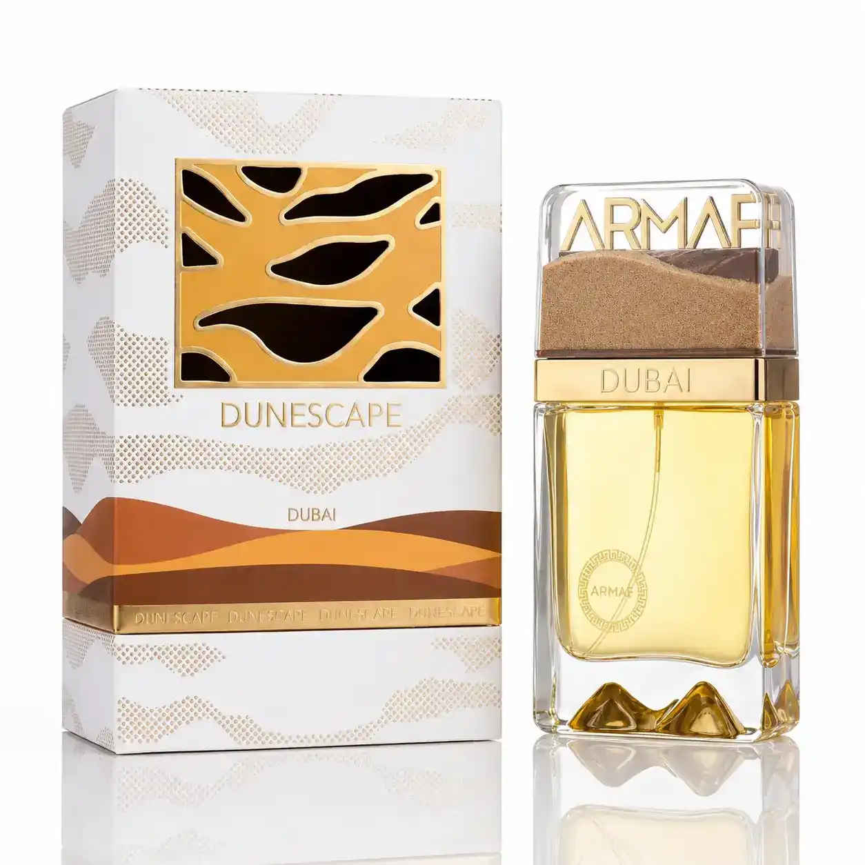Modelo junto al frasco Armaf Dunescape en campaña de estilo fresco
