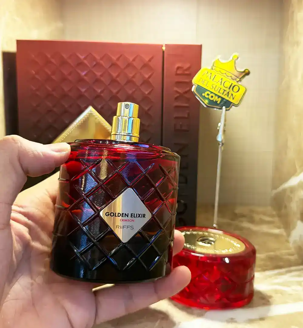 Riiffs Golden Elixir Crimson con coñac, canela y ciruelas en movimiento