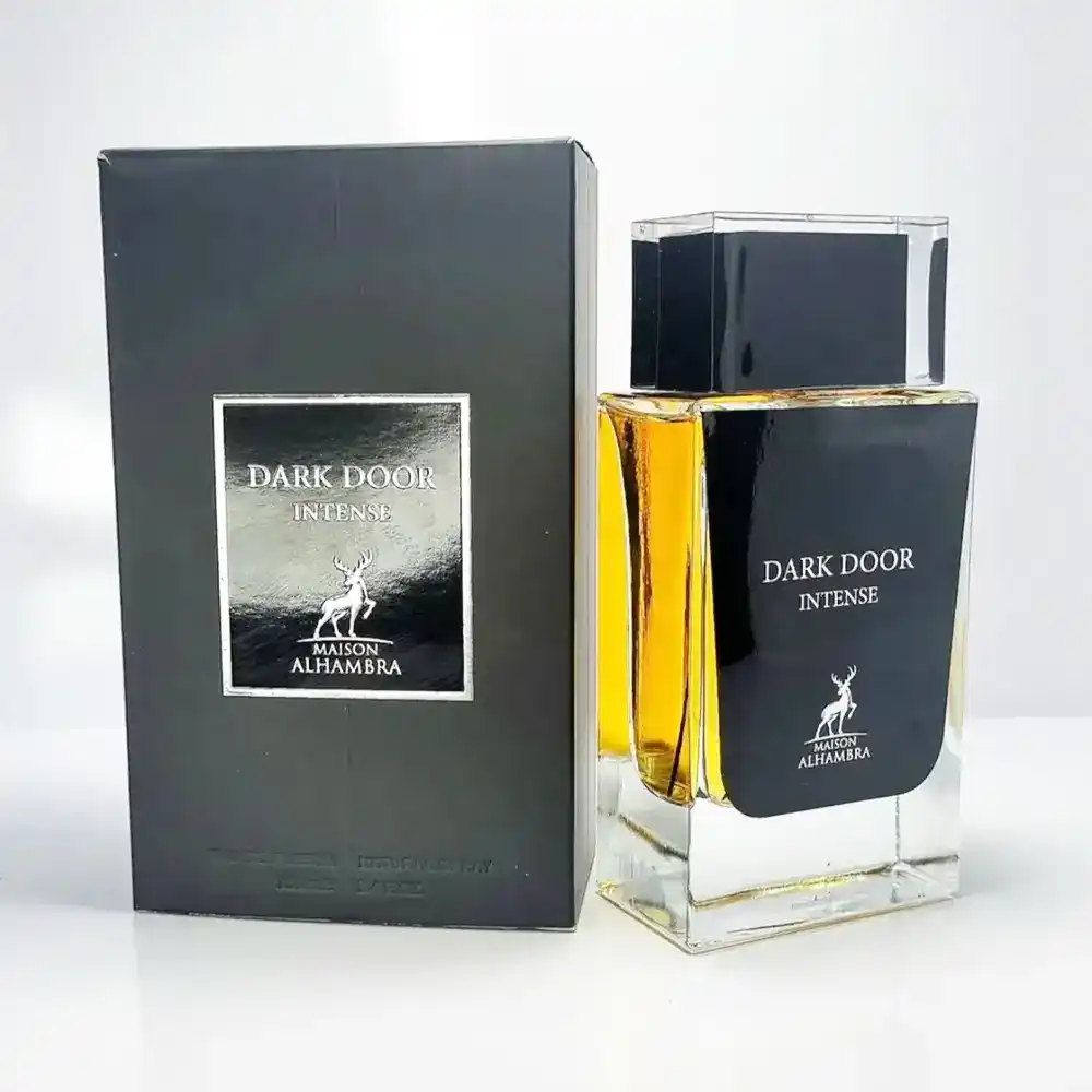 Frasco oscuro Maison Alhambra Dark Door Intense sobre mármol gris