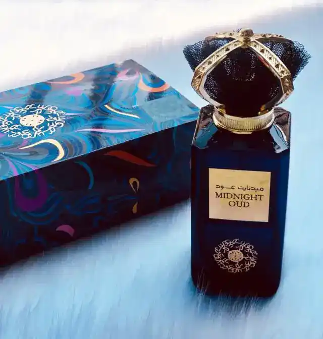 Splash oscuro alrededor del frasco Midnight Oud Ard Al Zaafaran