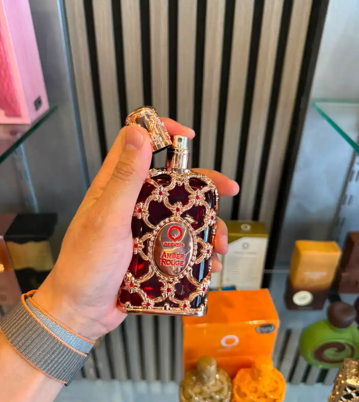 Splash ámbar alrededor del frasco Orientica Amber Rouge
