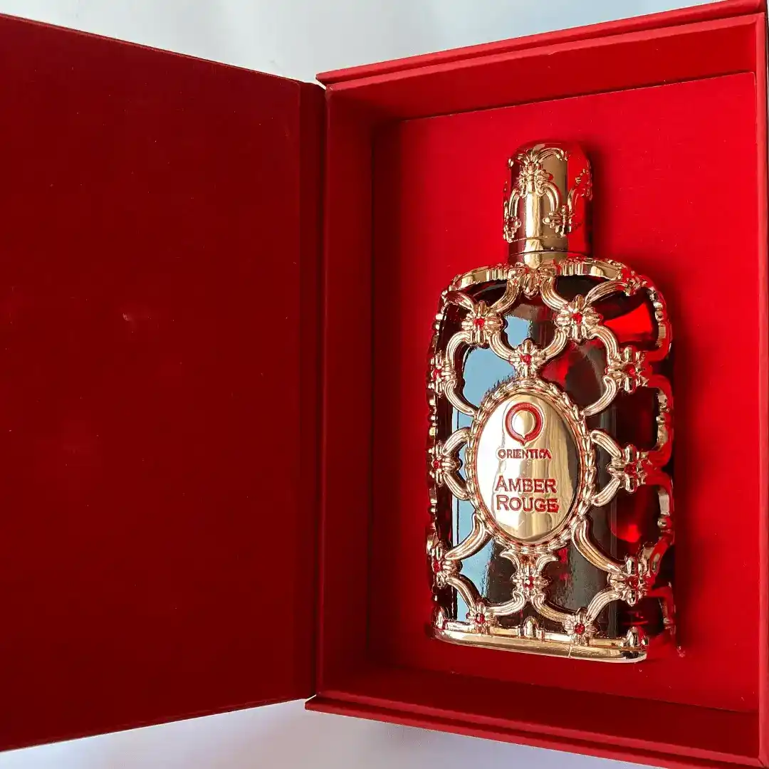 Orientica Amber Rouge con reflejo sobre cristal para catálogo eCommerce