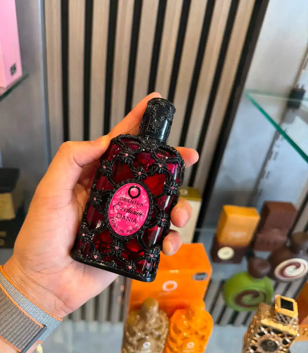 Orientica Dania entre un splash rosado y flores blancas cremosas