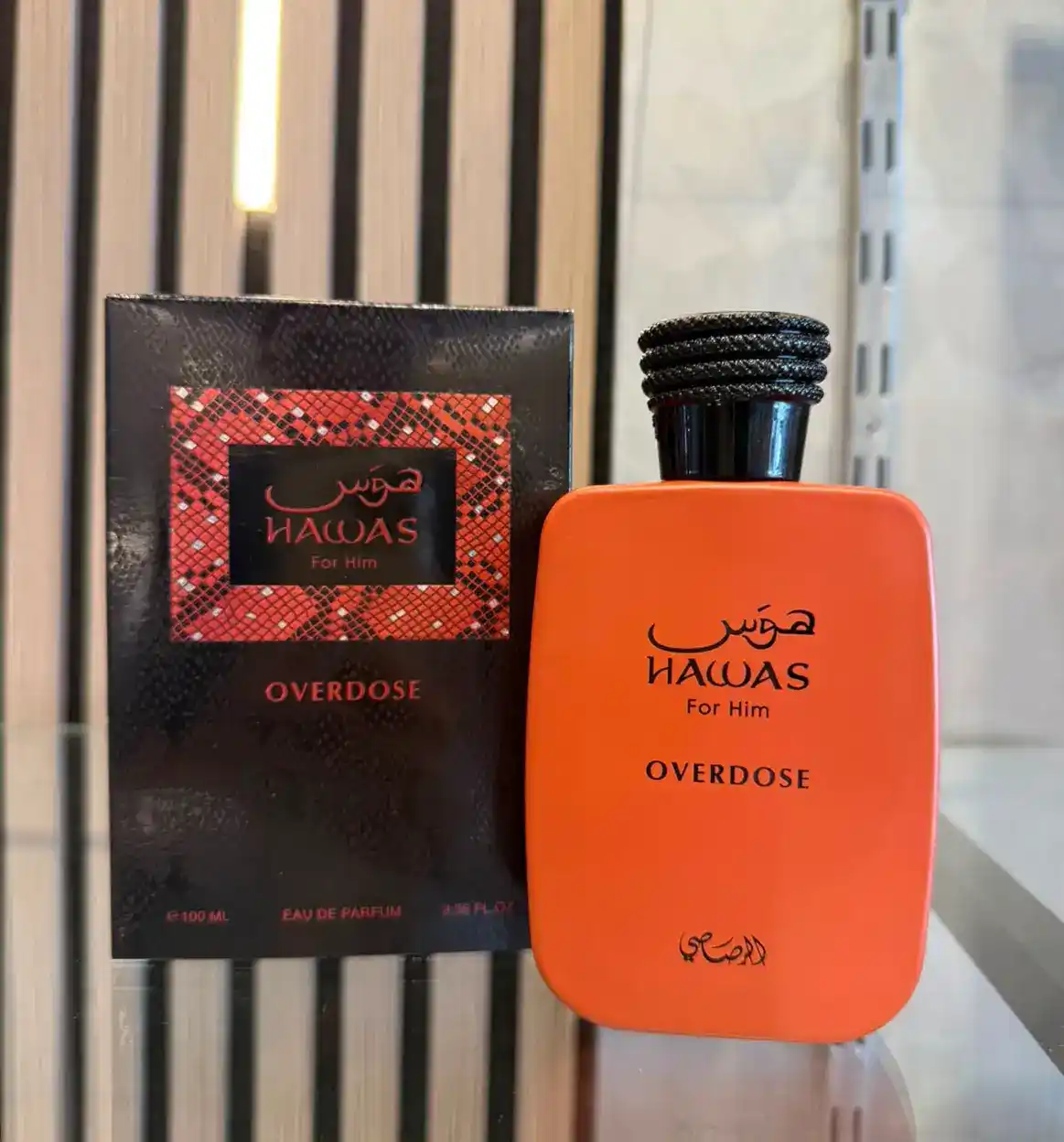 Rasasi Hawas Overdose en escenario elegante con ingredientes gourmand