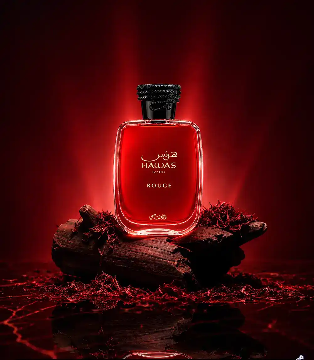 Composición floral de Rasasi Hawas Rouge con jazmín blanco
