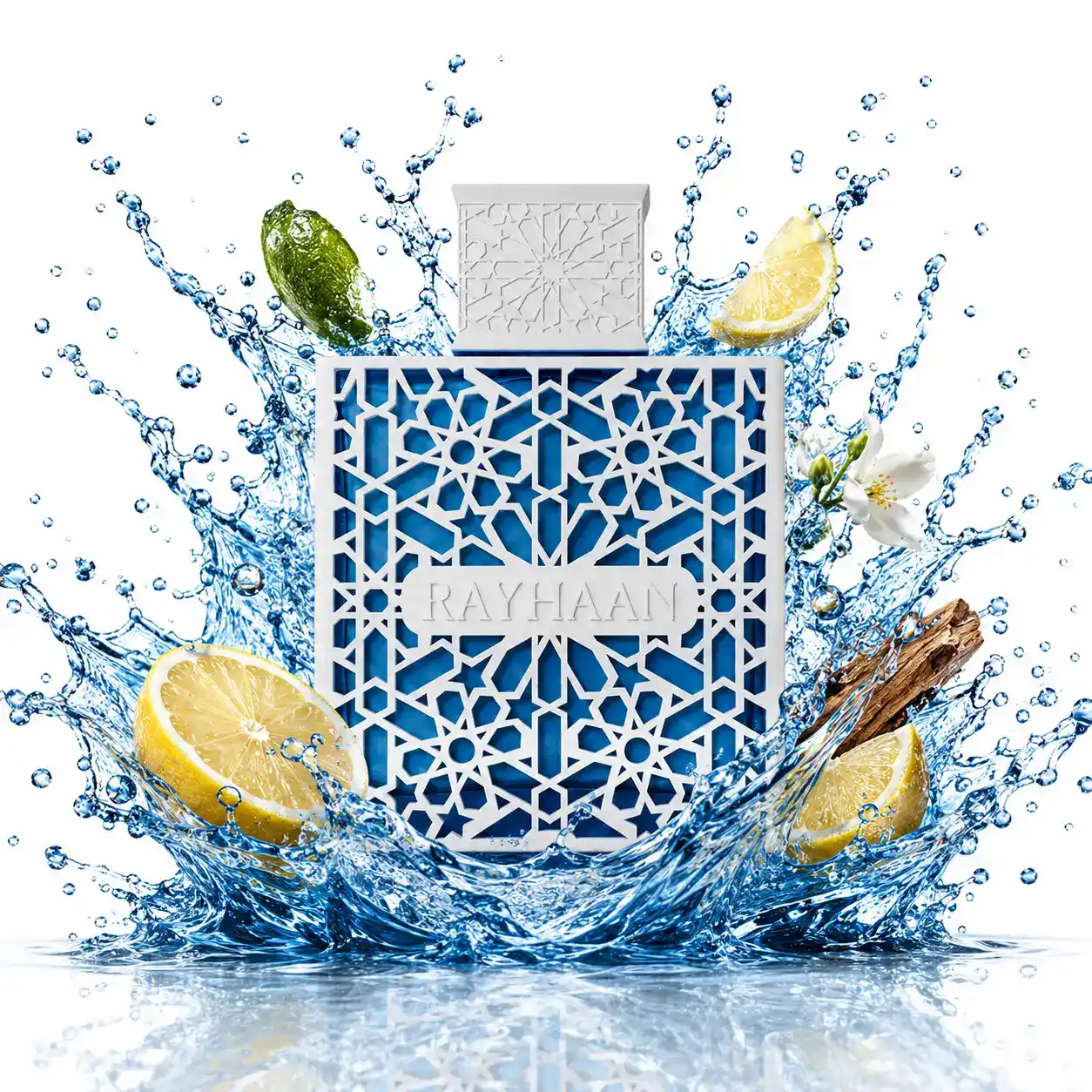 Frasco de Rayhaan Azul rodeado por un splash de agua y cítricos.