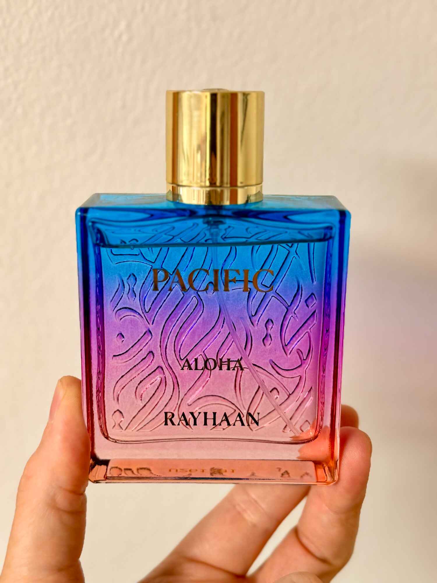 Presentación Rayhaan Pacific Aloha sobre mármol claro con luz natural